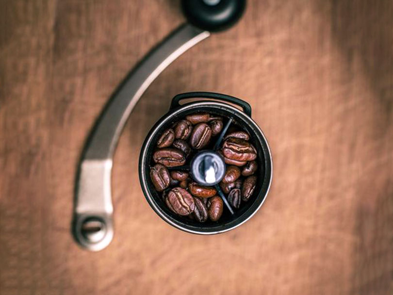Vista superior del Porlex Mini II - la tapa está retirada para que puedas ver que está lleno de granos de café