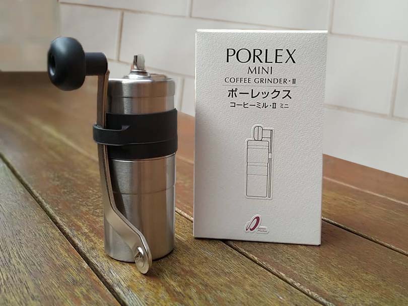 Porlex Mini II sobre mesa de madera junto a su caja