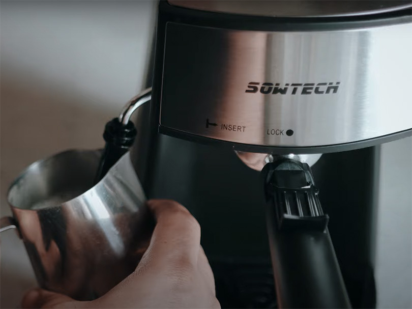 La cafetera espresso Sowtech espumando leche en jarra metálica para leche