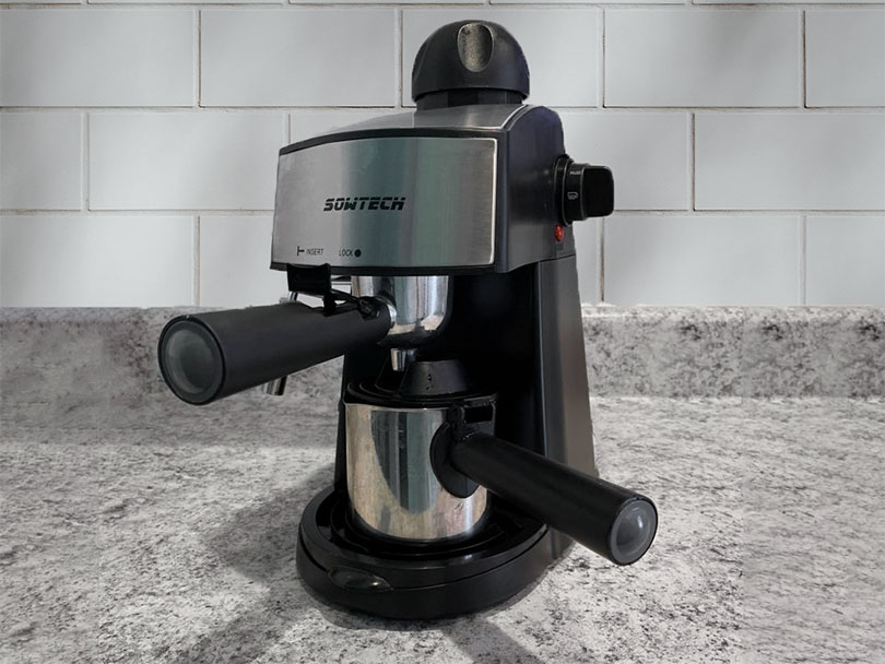 Cafetera espresso Sowtech sobre encimera de cocina