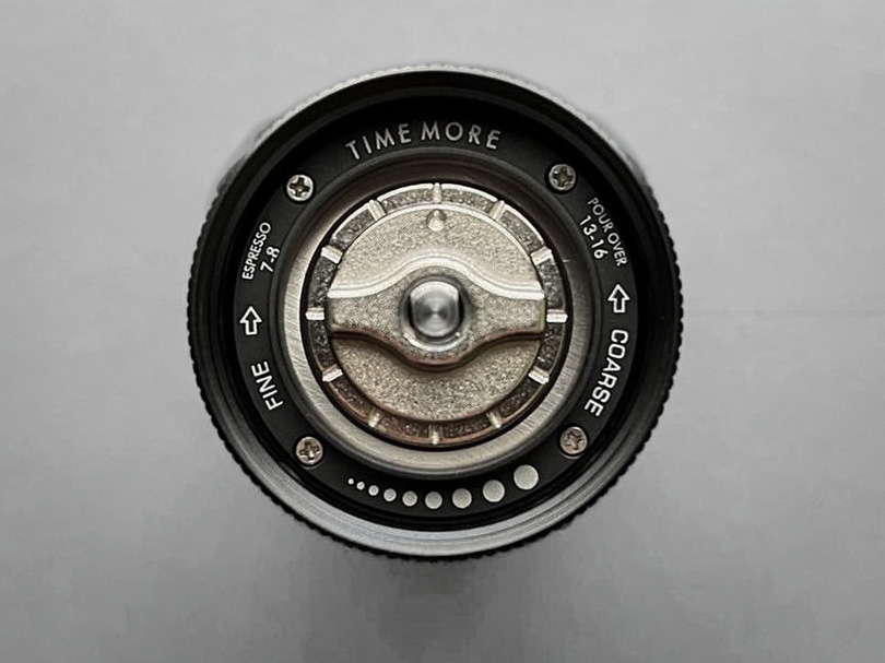 Primer plano del dial de ajuste de molienda en el Timemore Chestnut C2